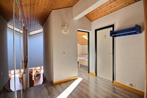 Cette chambre dispose d'un couloir avec une porte menant à une salle à manger. dans l'établissement APPARTEMENT DUPLEX SPACIEUX - SAINT JEAN D'AULPS STATION - PIED DES PISTES - 9 Personnes - RELAIS D13, à Saint-Jean-dʼAulps