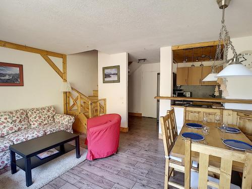 un salon avec un canapé et une table dans l'établissement LOCATION APPARTEMENT SPACIEUX AVEC BALCON - SAINT JEAN D'AULPS STATION - 6 Personnes - RELAIS D15, à Saint-Jean-dʼAulps