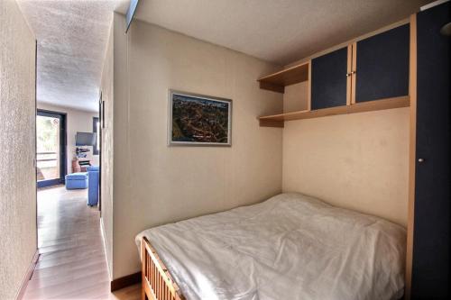 1 dormitorio con 1 cama en una habitación en LOCATION APPARTEMENT CENTRE STATION SAINT JEAN D'AULPS STATION - 6 Personnes - RELAIS S1, en Saint-Jean-dʼAulps