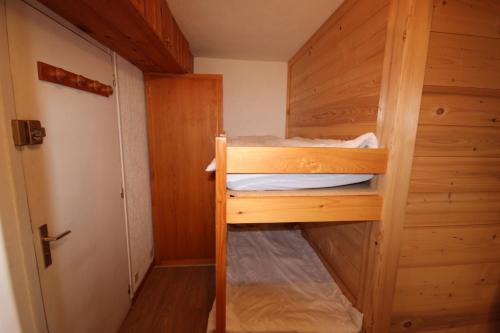 a small room with a bunk bed in it at APPARTEMENT PIED DES PISTES - SAINT JEAN D'AULPS STATION - 4 Personnes - RELAIS S36 in Saint-Jean-d'Aulps