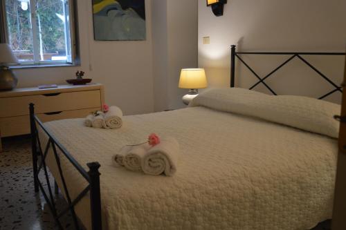 En eller flere senge i et værelse på mondello beach luxury apartments