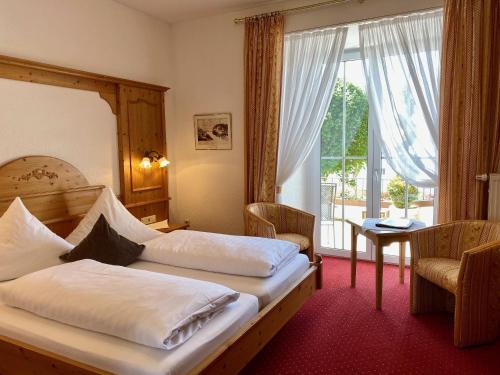 um quarto de hotel com duas camas e uma janela em Seehotel Schäpfle em Überlingen