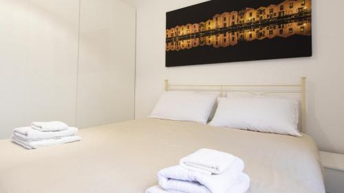 TresnuraghesにあるWelcomely - La Nassa - dimora vista mareのタオルが敷かれたベッドのある寝室