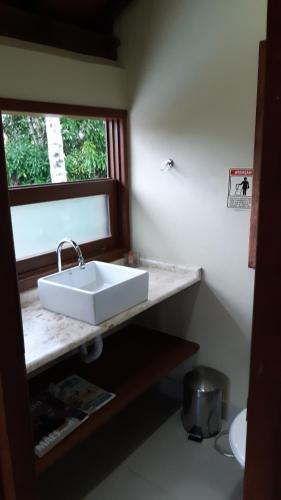 Bilik mandi di Pousada Papyrus