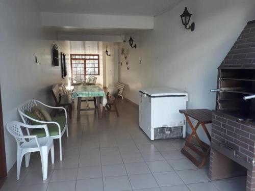 een keuken en eetkamer met een tafel en stoelen bij Casa Temporada Arraial do Cabo in Arraial do Cabo