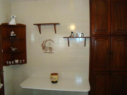 een kamer met een plank en een toilet in een kamer bij Casa Temporada Arraial do Cabo in Arraial do Cabo