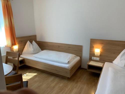 ein Schlafzimmer mit einem Bett, zwei Tischen und einem Bett sidx sidx sidx in der Unterkunft Haus Doppler in Sankt Michael im Lungau