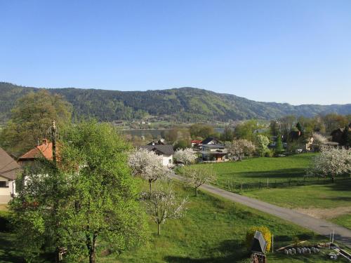 a view of a town with mountains in the background at Ferienwohnung Landhaus Sorli in Bodensdorf
