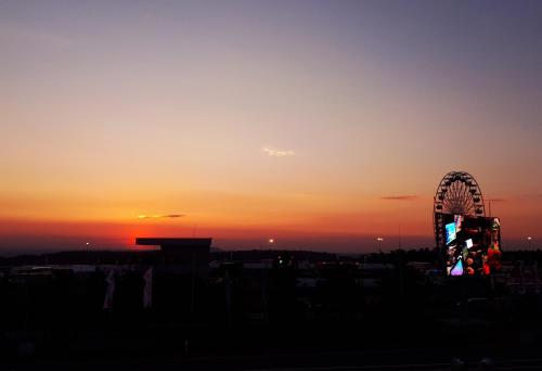 a ferris wheel with the sunset in the background at DF am Ring Nürburg in Nürburg