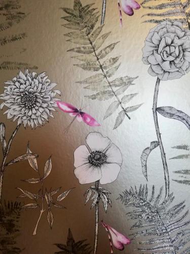 a wallpaper with flowers and a butterfly on it at Relais Le Betulle in Conegliano