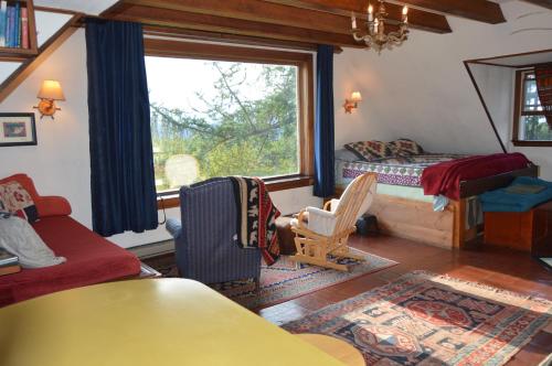 una camera con un letto e una sedia e una finestra di Mount Harmony Farm Guest House a Sheffield