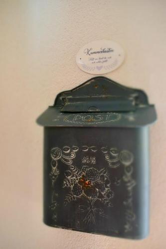 a black box with writing on it on a wall at Ferienwohnung Jüdel mit Saunanutzung in Grünhain-Beierfeld