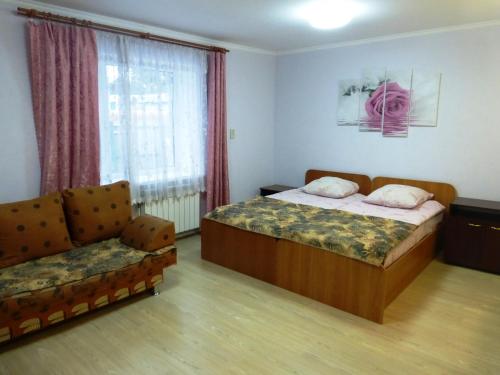 ノヴォアブザコヴォにあるHouses Gornolyzhnaya 15のベッドルーム1室(ベッド2台、椅子、窓付)