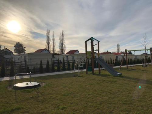 Ο χώρος παιχνιδιού για παιδιά στο Apartament LAZUROWY Pięć Mórz - Sianożęty