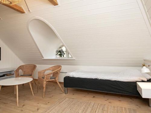Postel nebo postele na pokoji v ubytování Four-Bedroom Holiday home in Blåvand 5