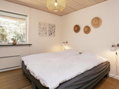 ブラーバンドにあるFour-Bedroom Holiday home in Blåvand 5のベッドルーム(大きな白いベッド1台、窓付)