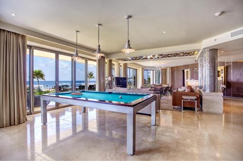 uma mesa de bilhar no meio de uma sala de estar em Royalton Riviera Cancun, An Autograph Collection All-Inclusive Resort & Casino em Puerto Morelos