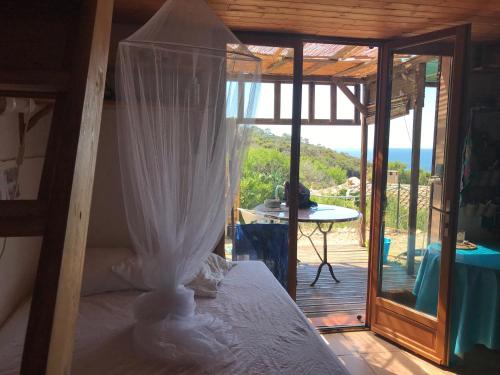 Кровать или кровати в номере RC d'un Cabanon écologique ile du levant Naturiste