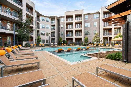 un patio con piscina en un edificio de apartamentos en Kasa Love Field-Medical District Dallas en Dallas
