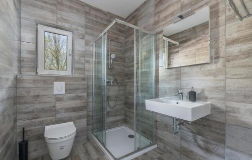 La salle de bains est pourvue d'une douche, d'un lavabo et de toilettes. dans l'établissement Apartmani Natalija, à Poreč