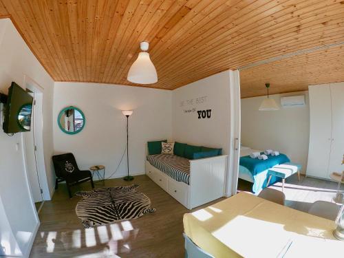 Habitación con 1 dormitorio con 1 cama y 1 mesa. en Golden Halcyon - Ericeira Villas, en Ericeira