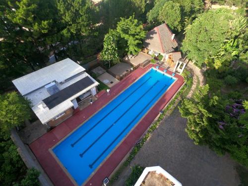 an overhead view of a large blue swimming pool at Maison entière ChezSoa, antananarivo in Andoharanofotsy