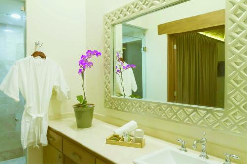a bathroom with a sink and a mirror at Hotel Lindo Ajijic Bed & Breakfast in Ajijic