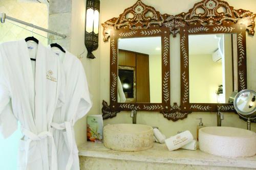a bathroom with a sink and a mirror at Hotel Lindo Ajijic Bed & Breakfast in Ajijic