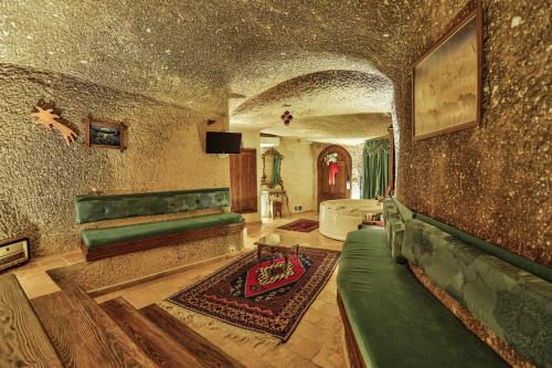 Televisyen dan/atau pusat hiburan di Hidden Cave Hotel