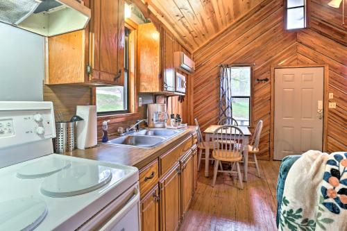 Kuchyň nebo kuchyňský kout v ubytování Rustic Cabin with Hot Tub Near Broken Bow Lake!