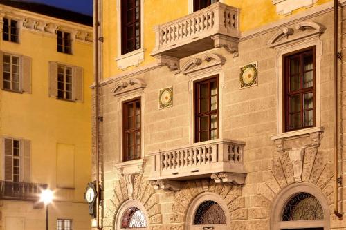 ein Gebäude mit Balkon auf der Seite in der Unterkunft NH Collection Torino Piazza Carlina in Turin