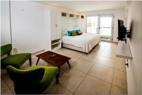 Schlafzimmer mit einem Bett, einem Tisch und Stühlen in der Unterkunft DeptosVip - Mitre in Mar del Plata