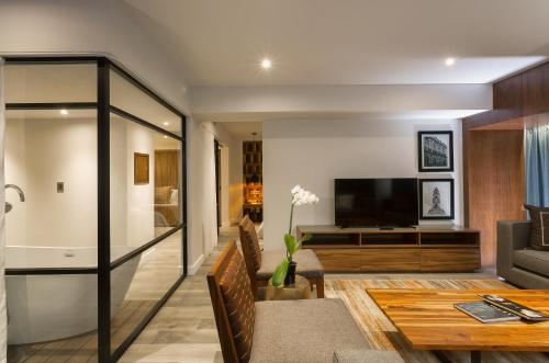 Télévision ou salle de divertissement dans l'établissement Hotel Indigo Guadalajara Expo by IHG