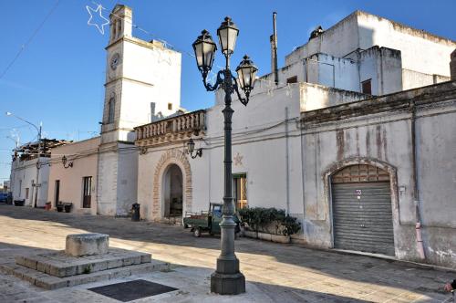 a street light in front of a building at Felline In Bed&Breakfast Dimora di Charme el Salento in Felline