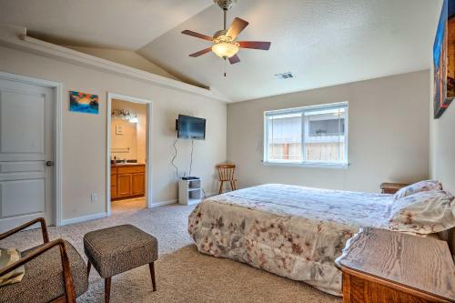 Giường trong phòng chung tại Grants Pass Home 1 Mi to Downtown and Rogue River!