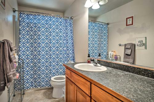 A bathroom at Grants Pass Home 1 Mi to Downtown and Rogue River!