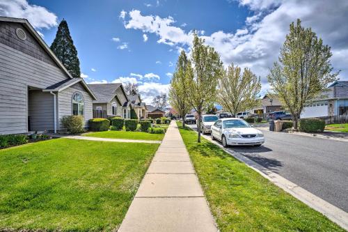 ein Haus mit am Straßenrand geparkt in der Unterkunft Grants Pass Home 1 Mi to Downtown and Rogue River! in Grants Pass