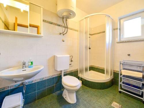 W łazience znajduje się toaleta, umywalka i prysznic. w obiekcie Apartments Marija - with parking w mieście Cres