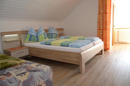 Ένα ή περισσότερα κρεβάτια σε δωμάτιο στο Gästehaus Bachmann