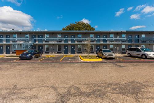 a large building with cars parked in a parking lot at Motel 6-Temple, TX in Temple