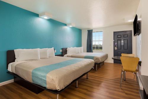 Giường trong phòng chung tại Motel 6-Temple, TX