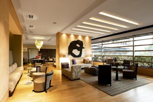 Zona de lounge sau bar la EK Hotel By Preferred Hotels Group