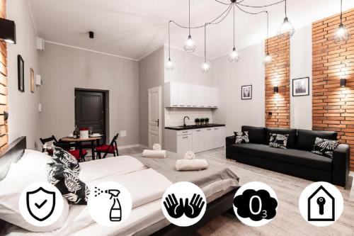 un soggiorno con un grande letto e una cucina di Dietla 32 Residence - ideal location in the heart of Krakow, between Main Square and Kazimierz District a Cracovia