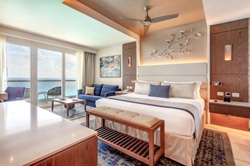 Royalton CHIC Cancun, An Autograph Collection All-Inclusive Resort - Adults Only tesisinde bir odada yatak veya yataklar