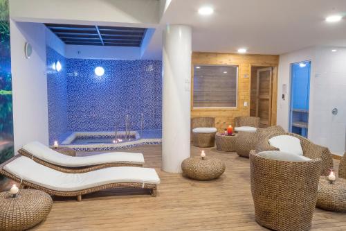 a large room with a large pool and a large tub at Apartamentos Regency La Feria in Bogotá