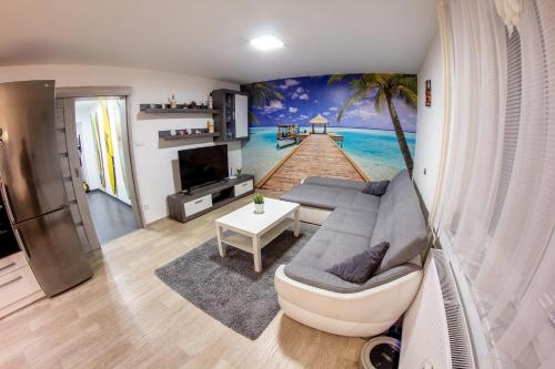 Modern Apartment Klatovyにあるテレビまたはエンターテインメントセンター