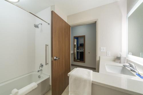 Vonios kambarys apgyvendinimo įstaigoje Holiday Inn Express & Suites - San Marcos South, an IHG Hotel