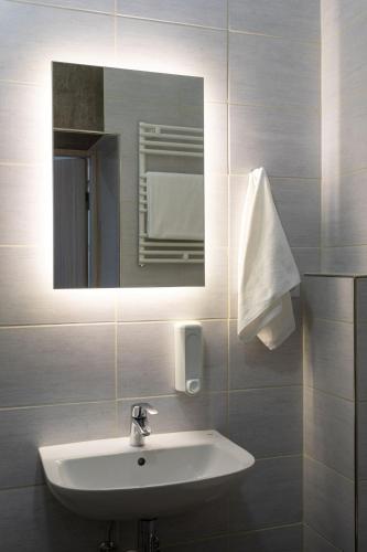 a bathroom with a sink and a mirror at Hooper's Vendégház in Eger