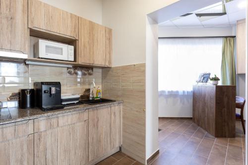 A kitchen or kitchenette at Hooper's Vendégház