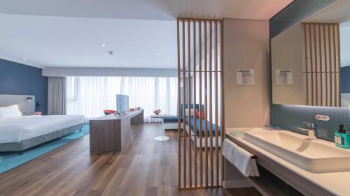 Katil atau katil-katil dalam bilik di Holiday Inn Express Liyang Huafu by IHG